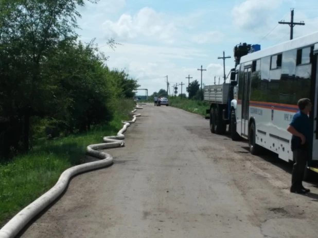 В МЧС рассказали подробности спасения алтайского райцентра от дождевых вод.