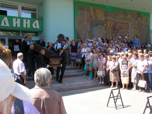 Прощание с директором ФНПЦ "Алтай" Александром Жарковым.