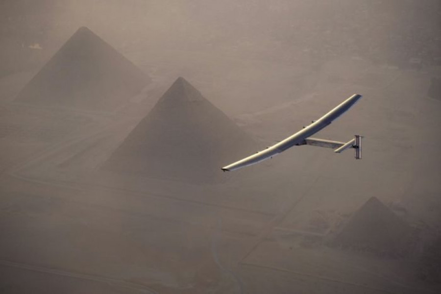 Самолёт Solar Impulse 2, движущийся только за счёт солнечной энергии, на фоне египетских пирамид