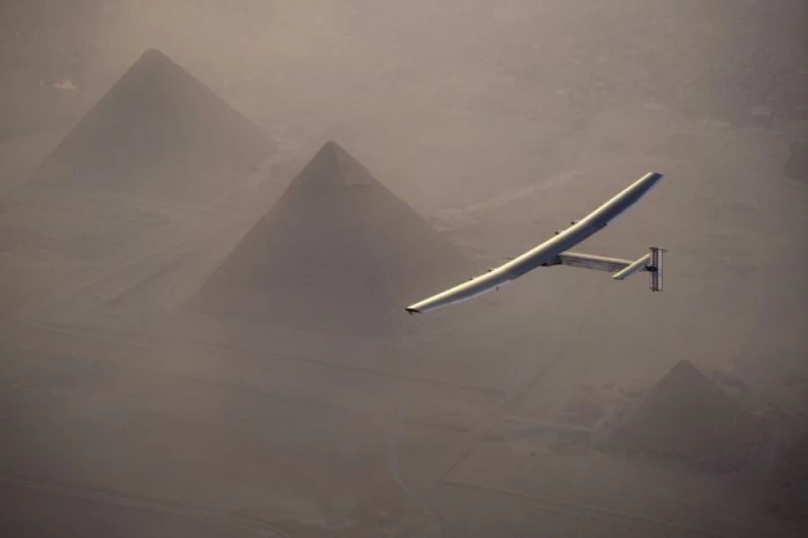 Самолёт Solar Impulse 2, движущийся только за счёт солнечной энергии, на фоне египетских пирамид