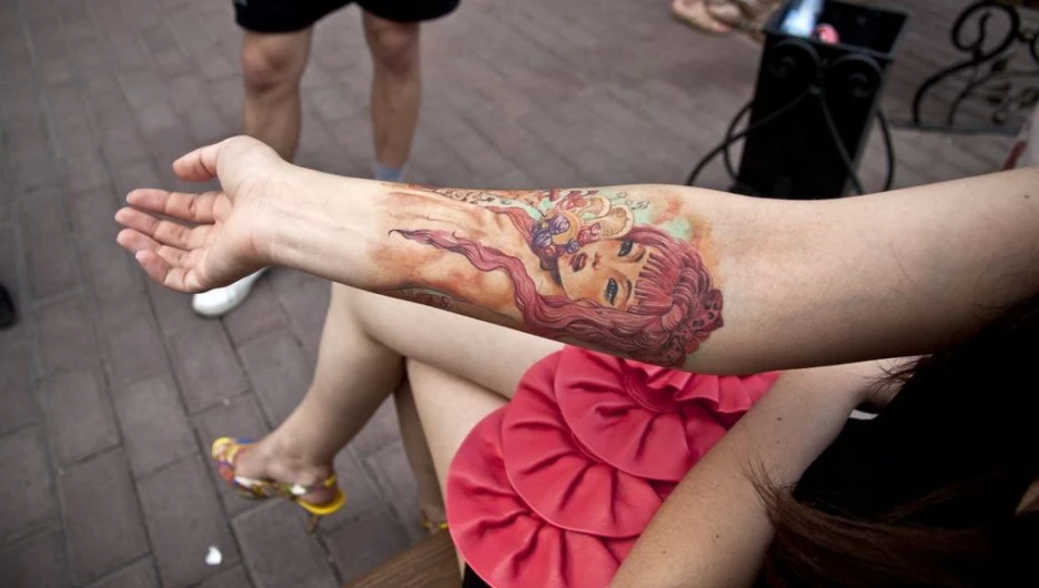 Цветные татуировки барнаульцев.