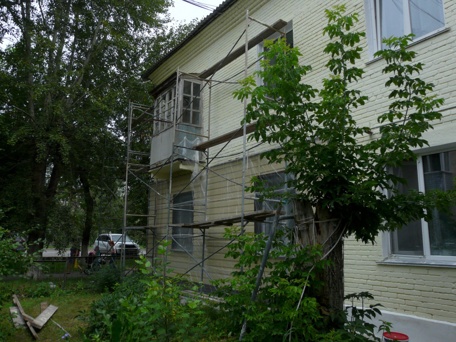 Отремонтированный дом на улице Новосибирской, 3 соседствует с домами, которые еще не дождались своей очереди на капремонт.