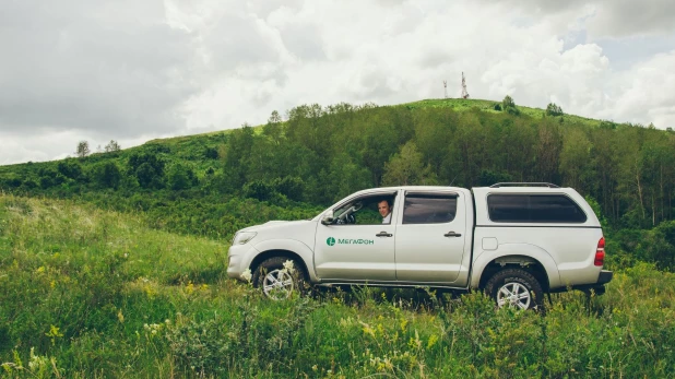 Toyota Hilux в предгорьях Алтая 