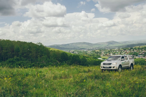 Toyota Hilux в предгорьях Алтая 