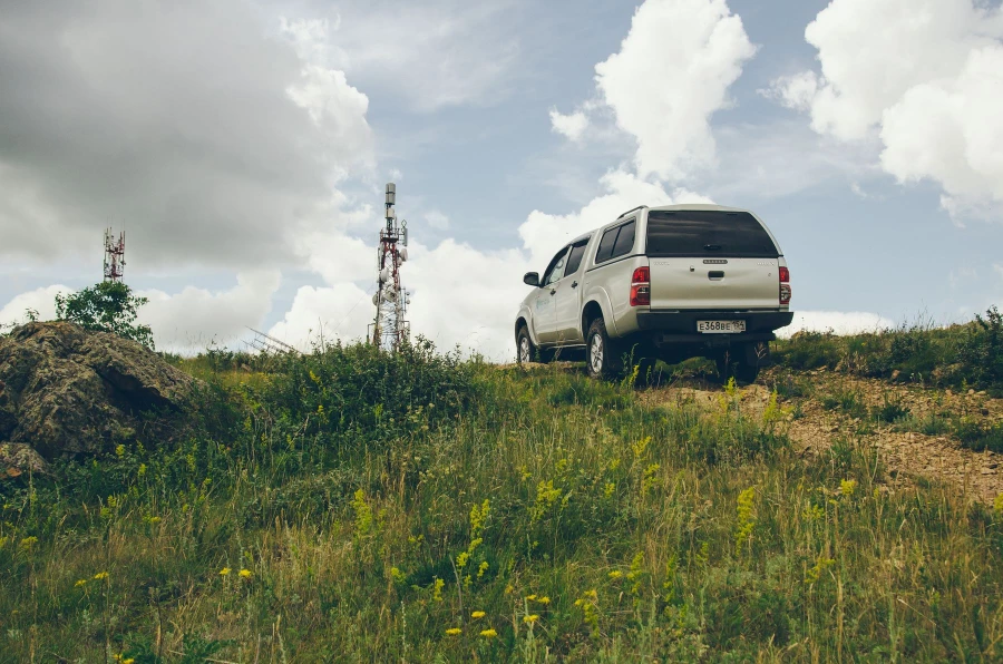 Toyota Hilux в предгорьях Алтая 