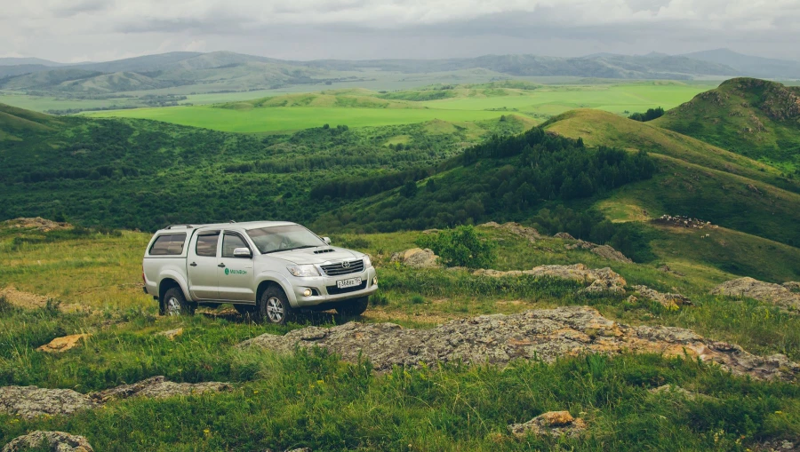 Toyota Hilux в предгорьях Алтая 