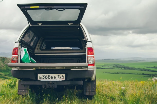 Toyota Hilux в предгорьях Алтая 