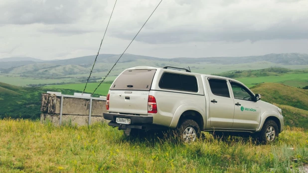 Toyota Hilux в предгорьях Алтая 