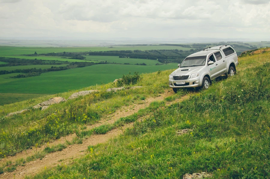 Toyota Hilux в предгорьях Алтая 