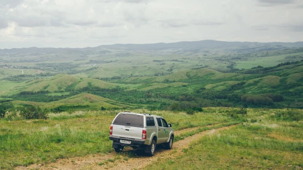 Toyota Hilux в предгорьях Алтая 