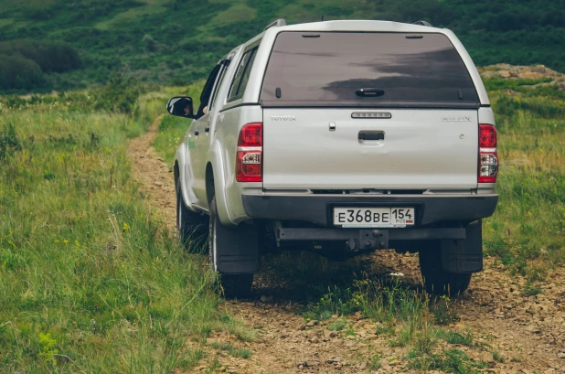 Toyota Hilux в предгорьях Алтая 