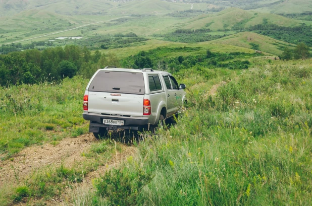 Toyota Hilux в предгорьях Алтая 