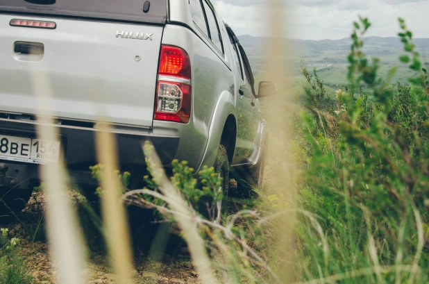 Toyota Hilux в предгорьях Алтая 