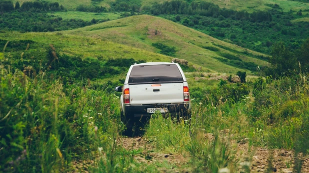 Toyota Hilux в предгорьях Алтая 