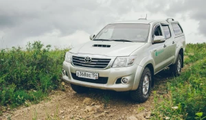 Toyota Hilux в предгорьях Алтая 