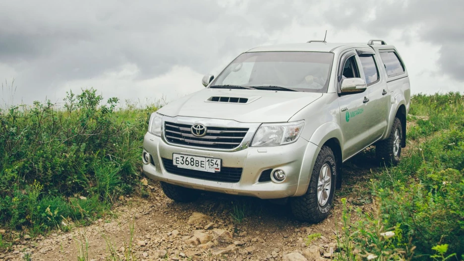 Toyota Hilux в предгорьях Алтая 