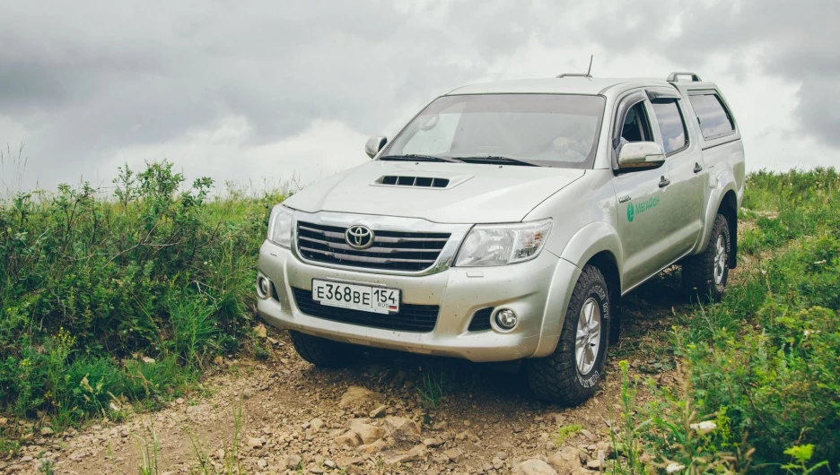 Toyota Hilux в предгорьях Алтая 