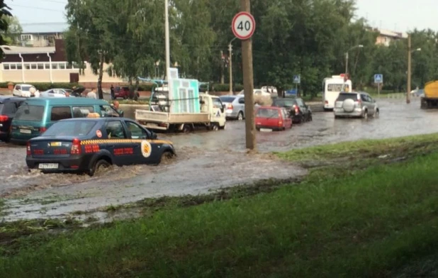 Машины утонули во время барнаульского потопа.