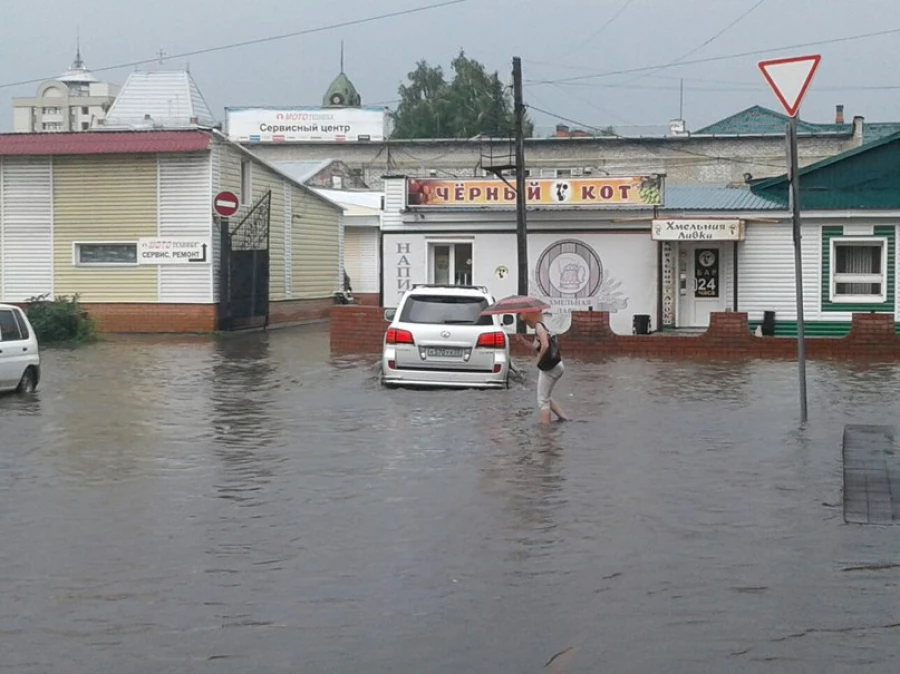 Машины утонули во время барнаульского потопа.