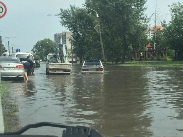 Машины утонули во время барнаульского потопа.