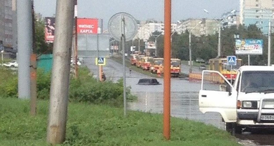 Машины утонули во время барнаульского потопа.