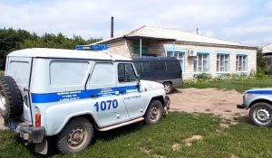 Преступник пролез в магазин через узкие прутья решетки.