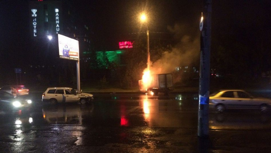 Из-за ДТП возле гостиницы "Барнаул" загорелась грузовая "Газель".