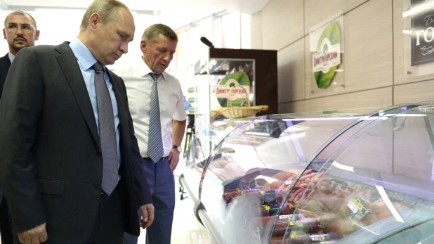 Владимир Путин смотрит на продукты.