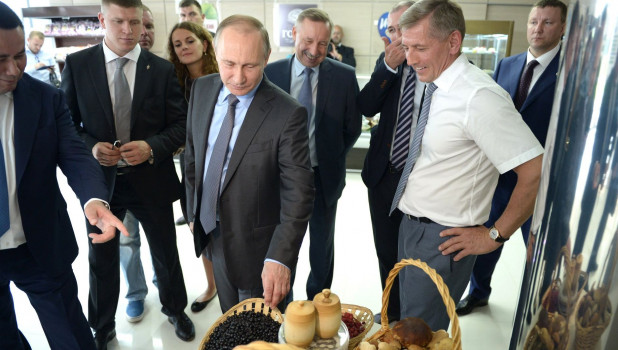 Владимир Путин смотрит на продукты.