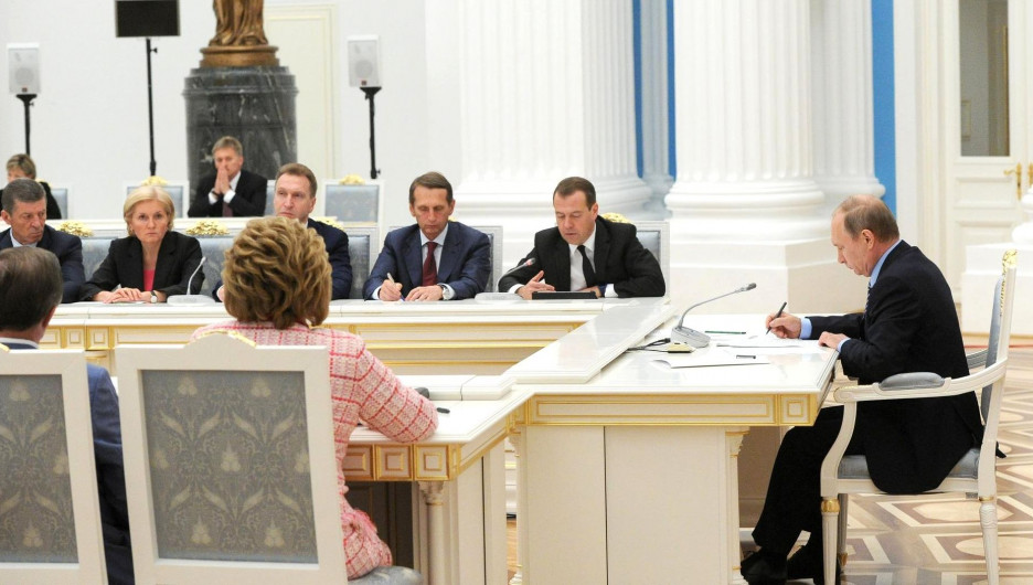 Владимир Путин на заседании правительства.