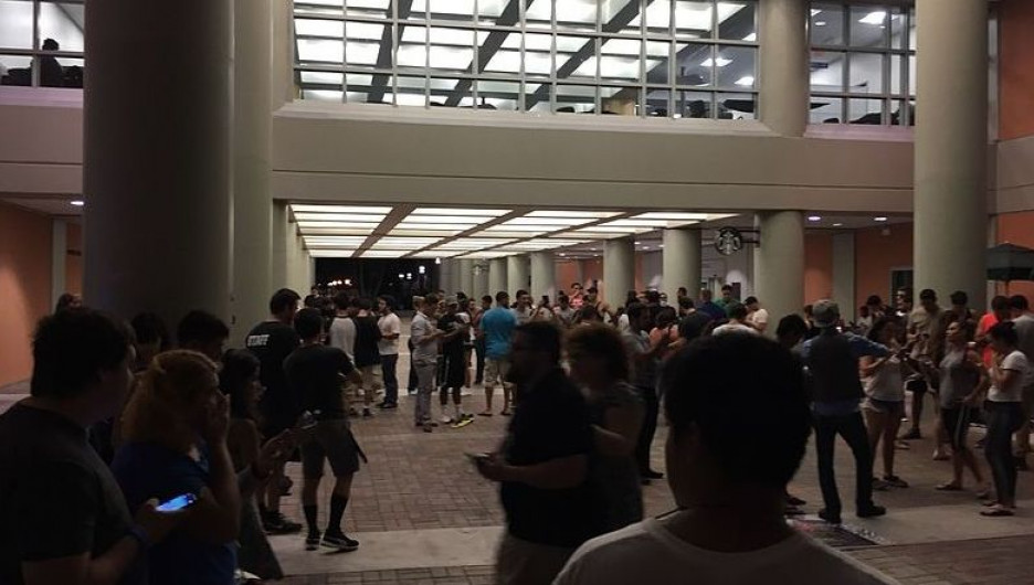 Толпа людей ищет покемонов во Флоридском международном университете.