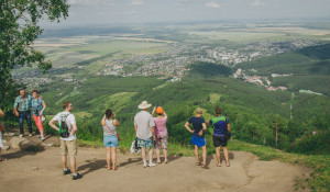Туристы смотрят на Белокуриху.