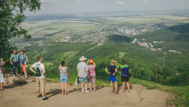 Туристы смотрят на Белокуриху.