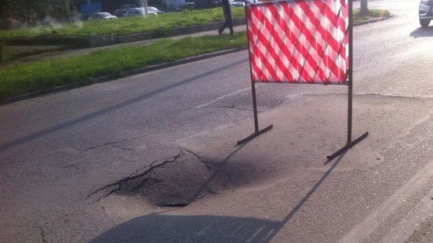 Провал асфальта на Попова и Энтузиастов.