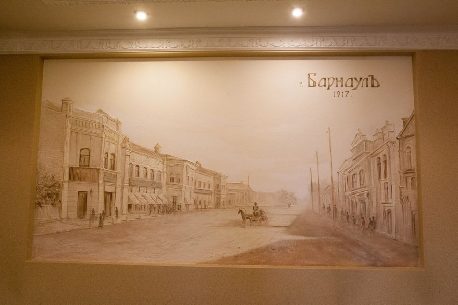 В одном из фойе стену украшает репродукция исторической фотографии, выполненная декоративной штукатуркой.