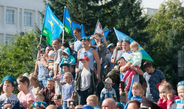 Как в Барнауле отмечают день ВДВ. 2 августа 2016.