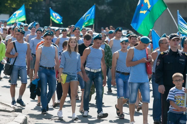 Как в Барнауле отмечают день ВДВ. 2 августа 2016.