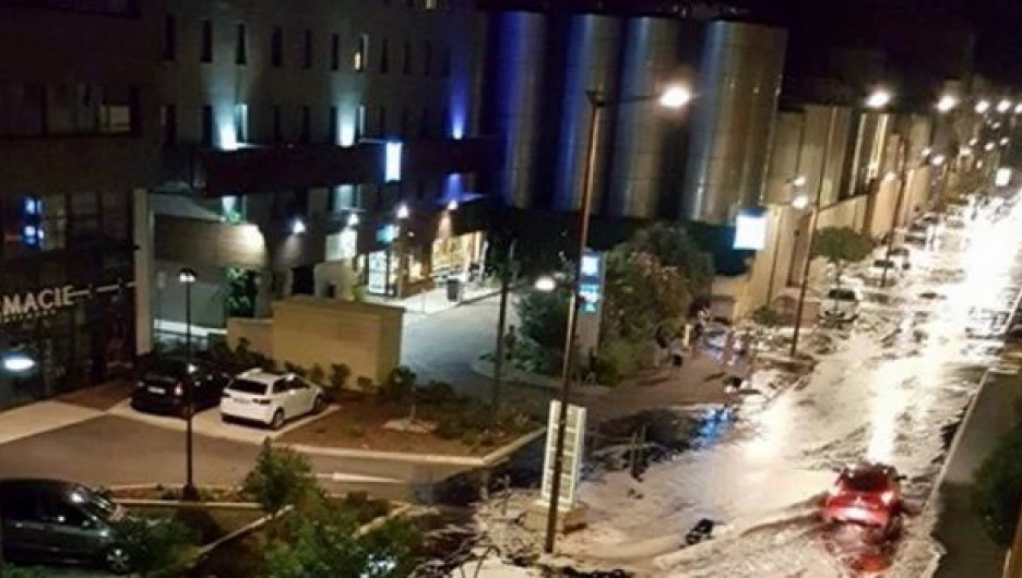 Улицы французского города Сет затопило вином.