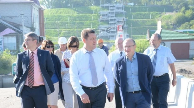 Сергей Дугин проверяет ход работ на мосту через Барнаулку.