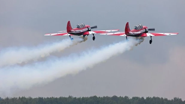 Барнаульская пилотажная группа "Открытое небо" удивила новосибирцев 