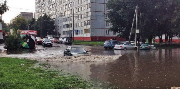 В Новосибирске "разгулялся" дождь с градом.