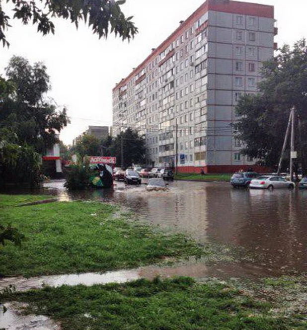 В Новосибирске "разгулялся" дождь с градом.