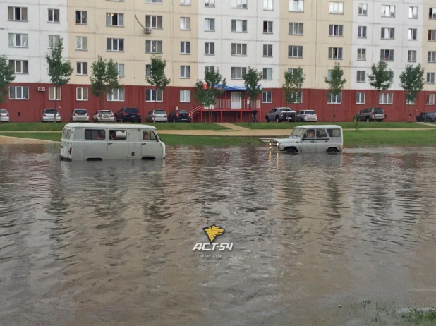 В Новосибирске "разгулялся" дождь с градом.