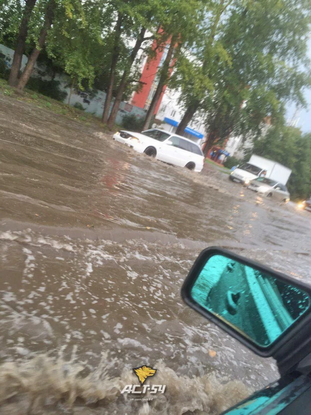 В Новосибирске "разгулялся" дождь с градом.