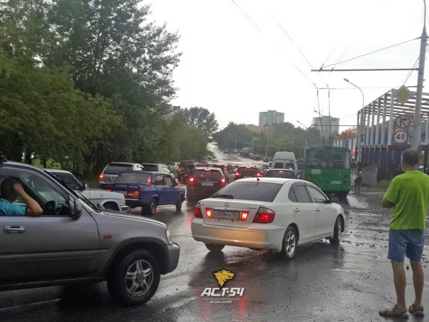 В Новосибирске "разгулялся" дождь с градом.