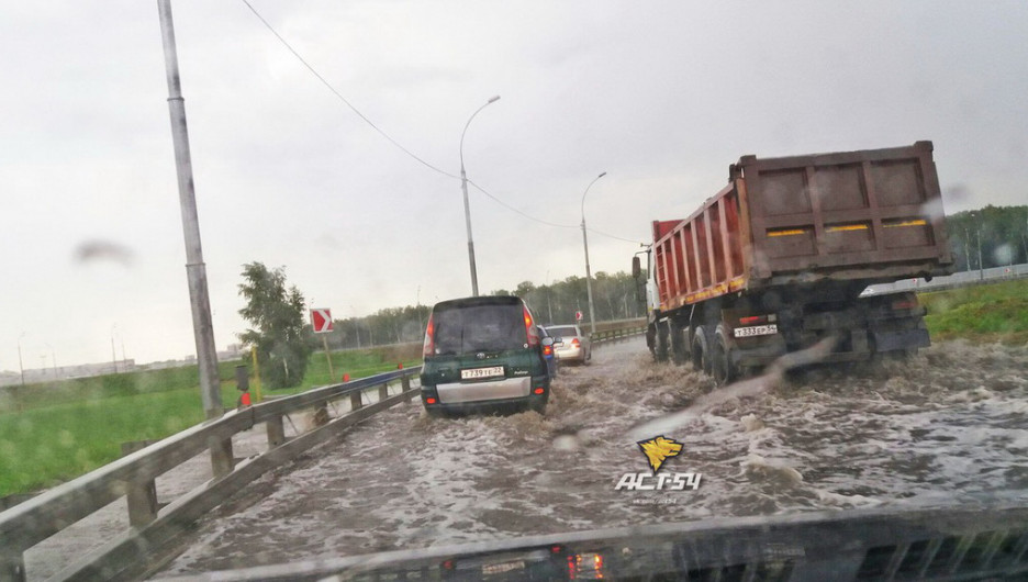 В Новосибирске "разгулялся" дождь с градом.