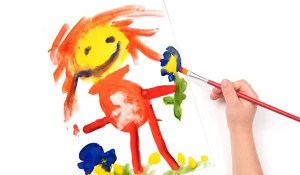 Дети рисуют.