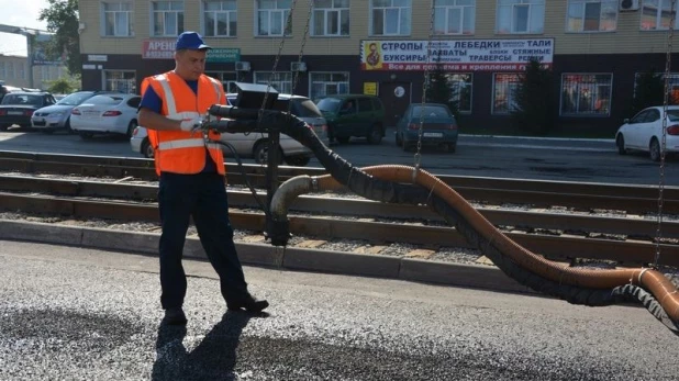 Смоленские дорожники латают ямы в Барнауле.