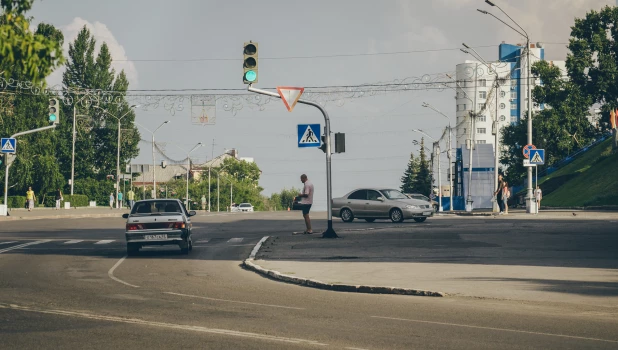 На Социалистическом проспекте. Пешеходный переход и автомобили.