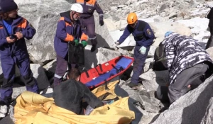 Эвакуация туристов с горы.